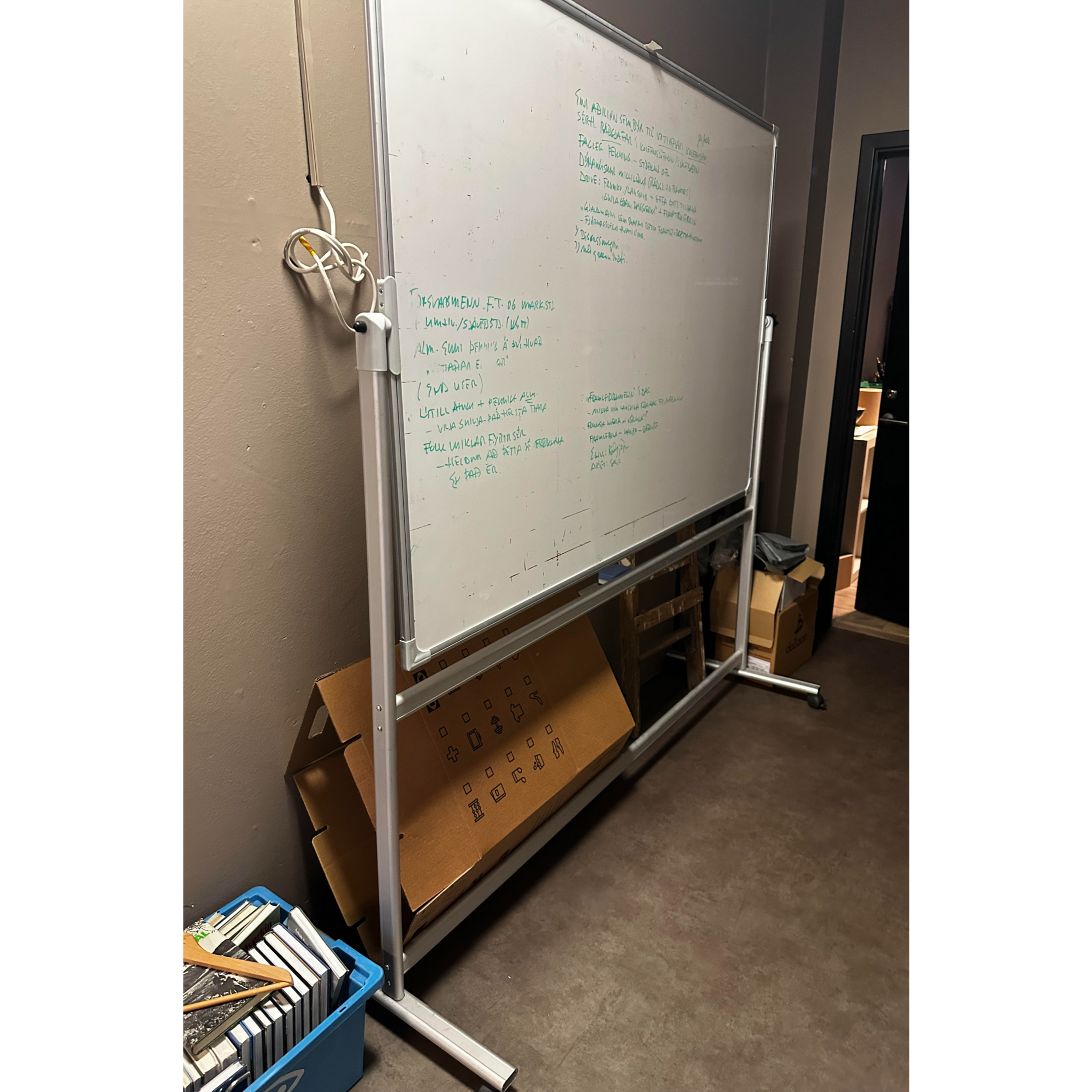 Tússtafla á hjólum, tvíhliða, B180x H200/120 sm.