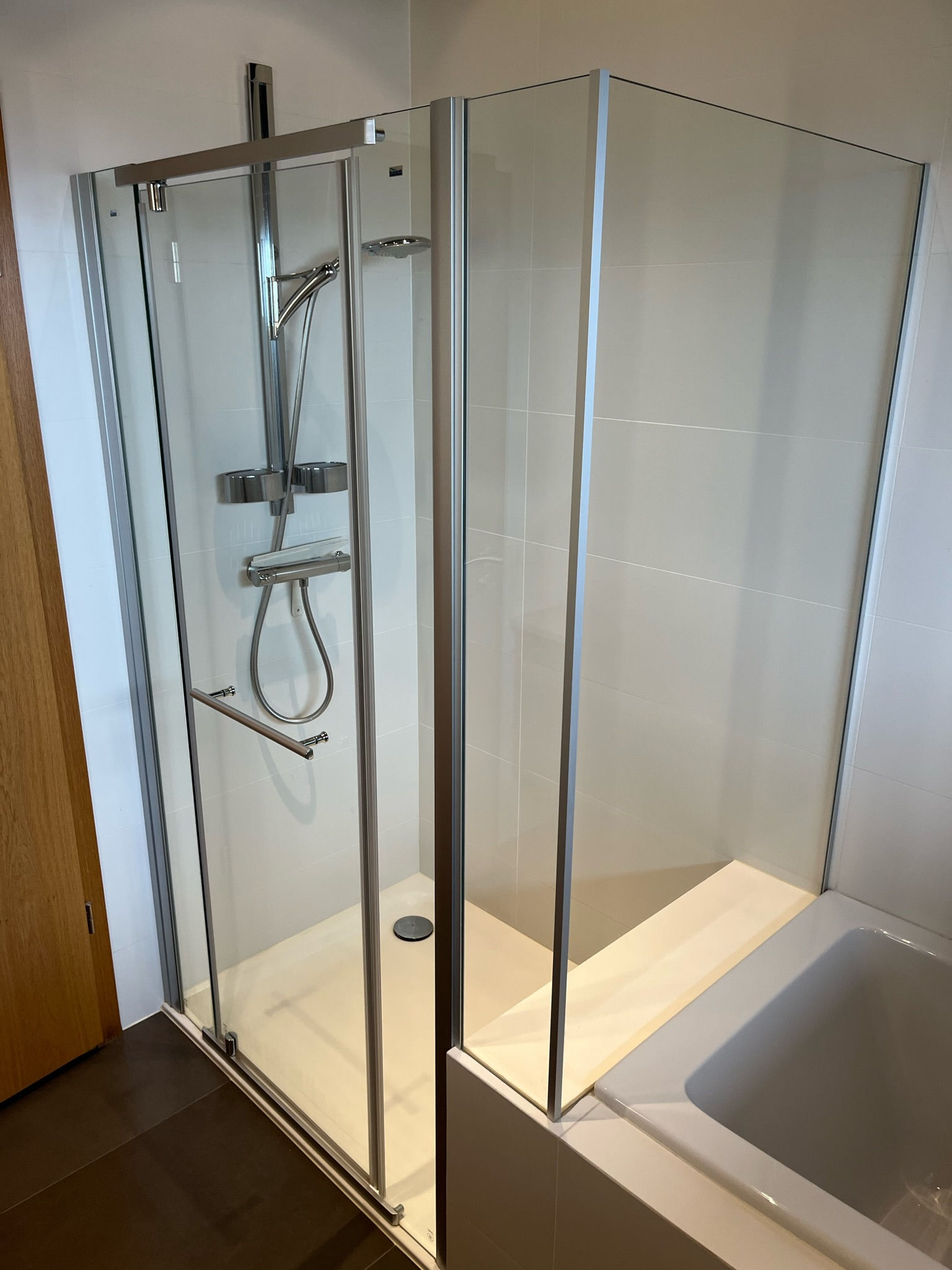 Selt - sold Flottur sturtuklefi ásamt blöndunartækjum.