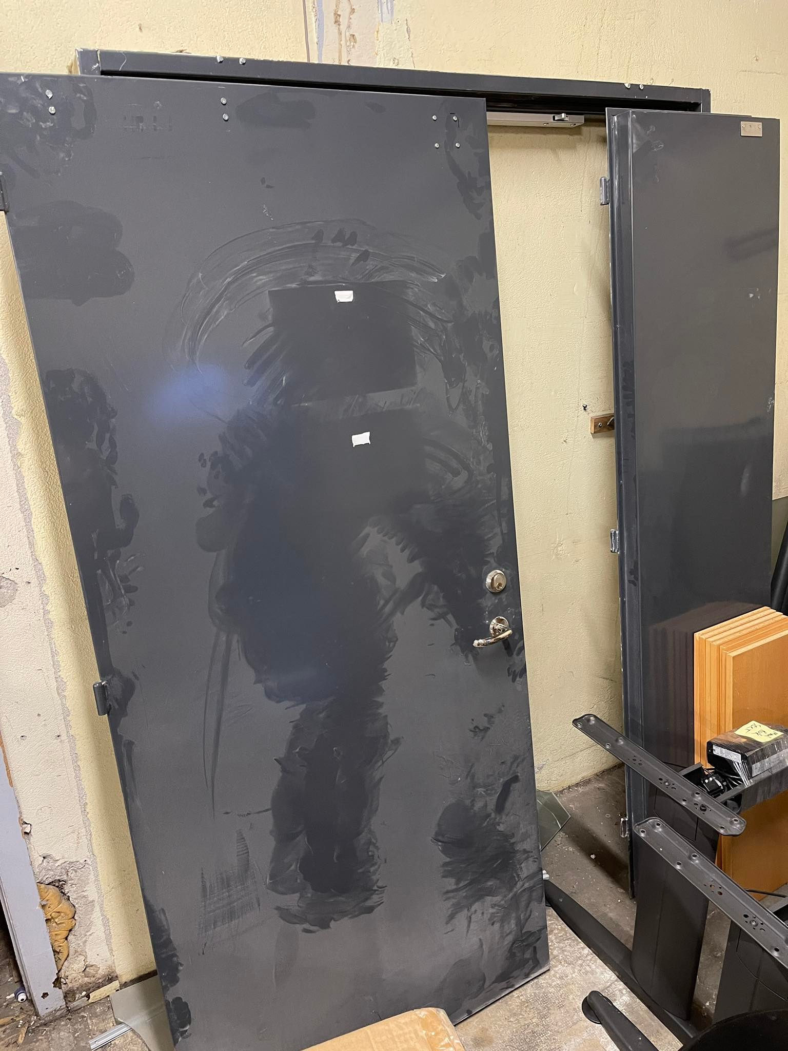 Selt/Endurnýtt-Flott sprautulökkuð stálhurð 1.5 breidd