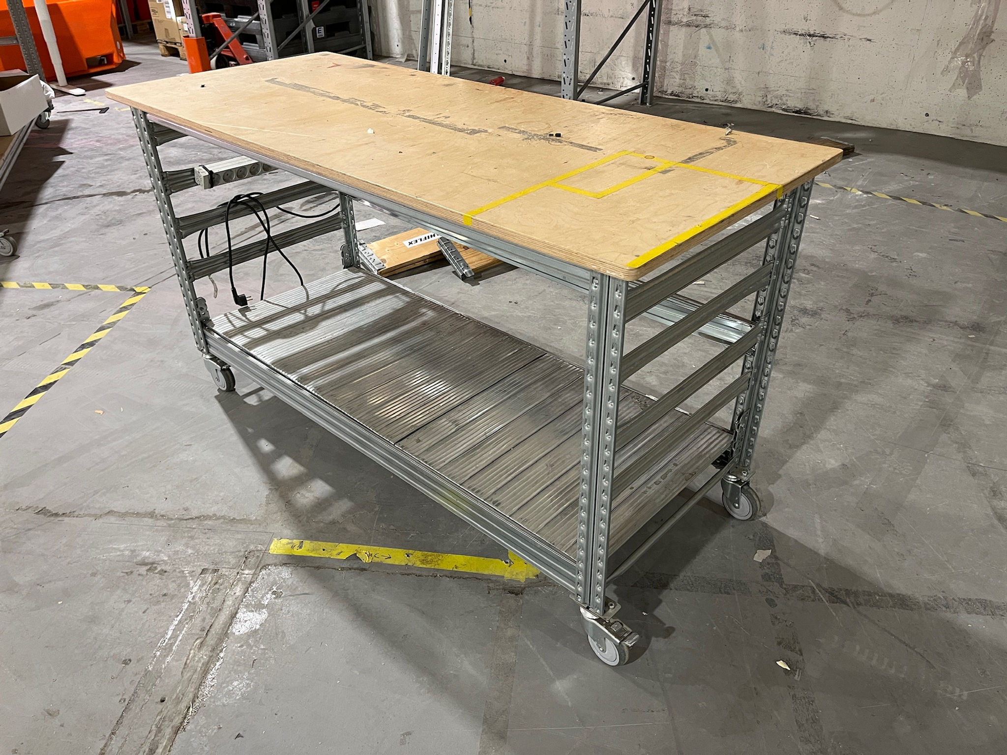 SELT / SOLD Vinnuborð á hjólum frá Ísold, B164 x D70 x H91 sm.