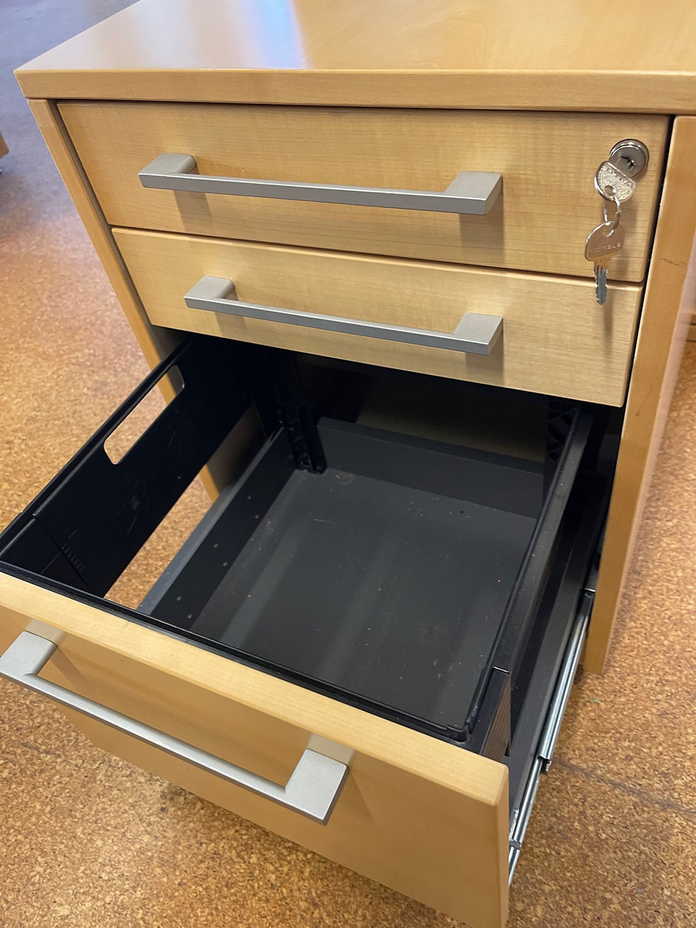 Thumbnail: Selt/Endurnýtt-Skrifborðskálfur á hjólum m.læsingu