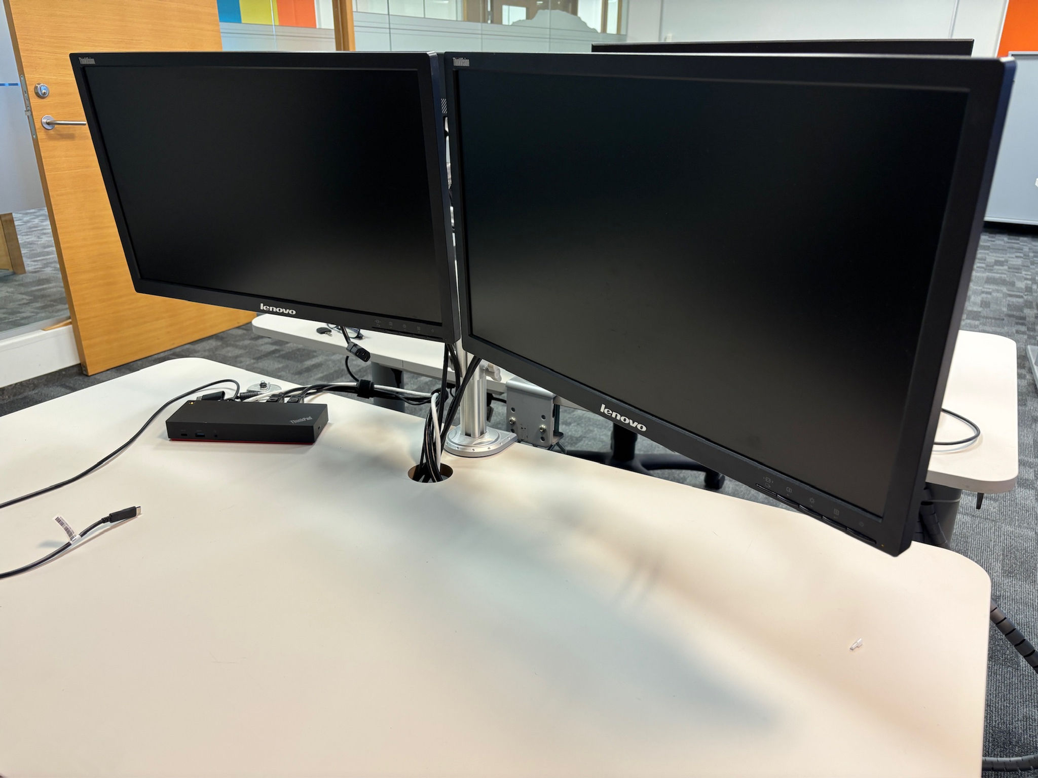 SELT / SOLD Lenovo tölvuskjáir á Roline armi, 23''