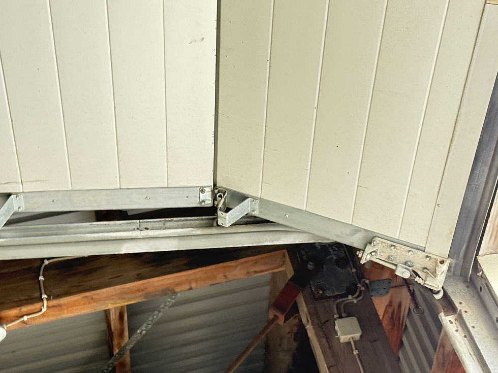 Thumbnail: SELT / SOLD -   Húseining/iðnaðarhurðir - bílskýli - verkstæði um 130 fm.