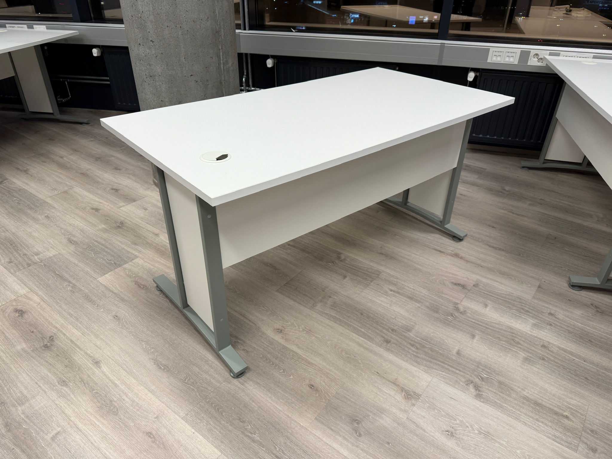 Skrifborð með blygðunarspjaldi, B150xD80sm. (10 stk.)