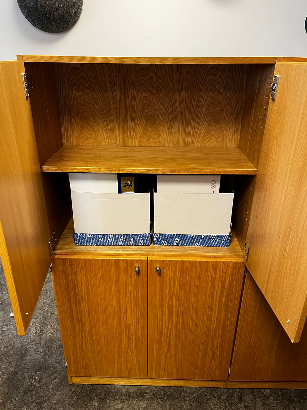 Thumbnail: SELT / SOLD Möppuskápar með hillu og lokaðir