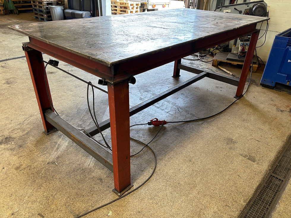 Thumbnail: SELT / SOLD - Suðuborð, B250xD126xH105sm.