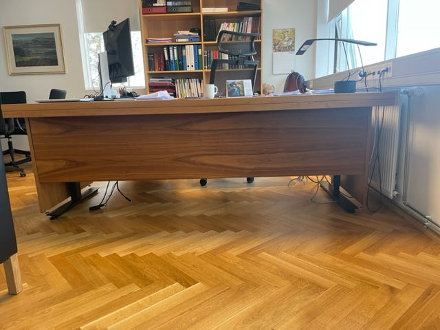 Thumbnail: SELT / SOLD Einstakt rafmagnsskrifborð - hornborð - 220 sm.