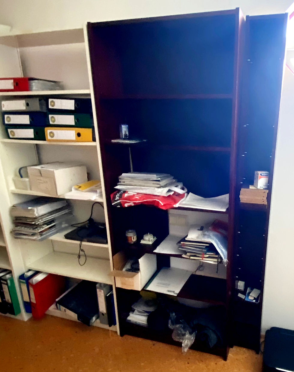 SELT / SOLD Bókahillur, H202 x B80 x D28 sm.