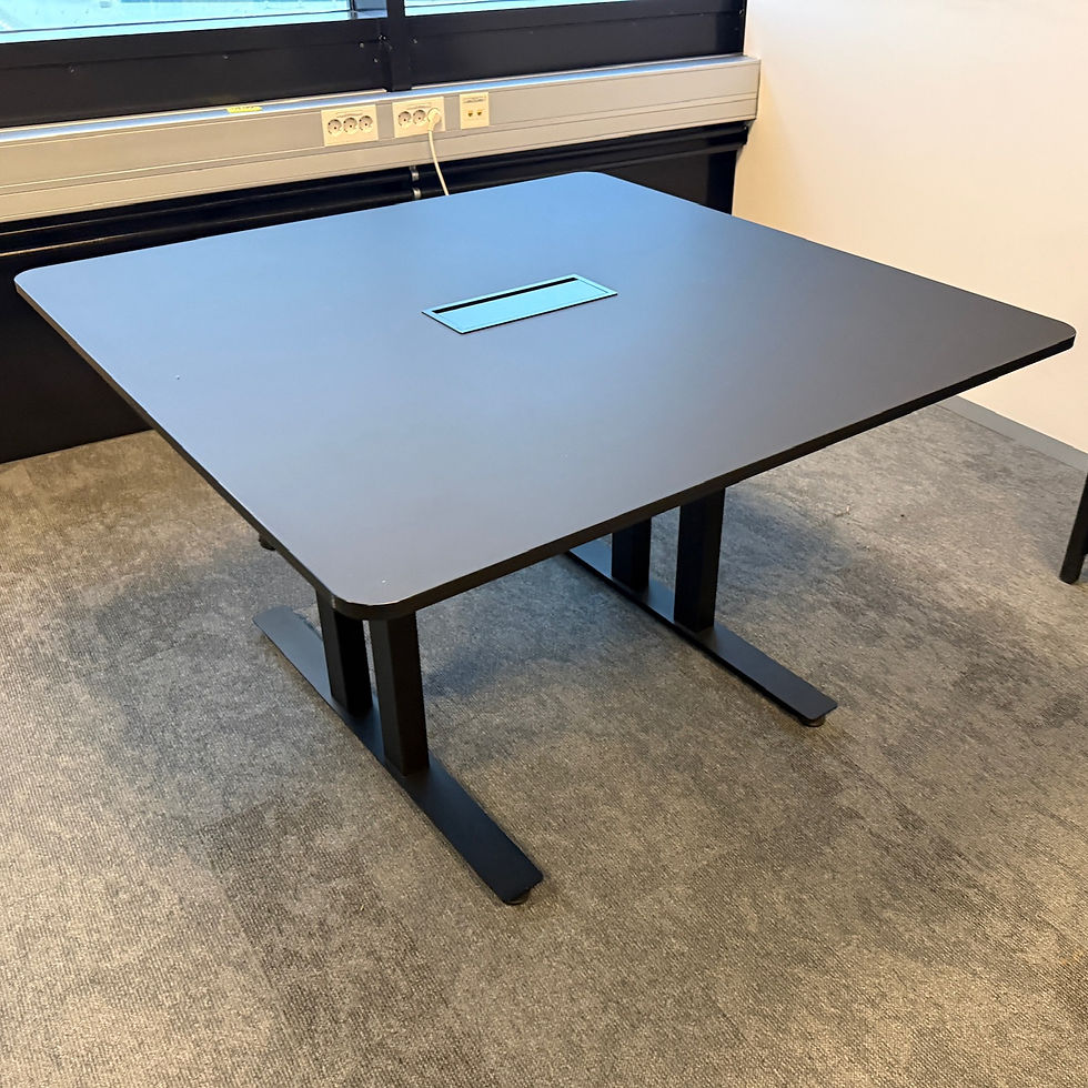 Fundarborð frá Á. Guðmundsson, B120xB120sm.