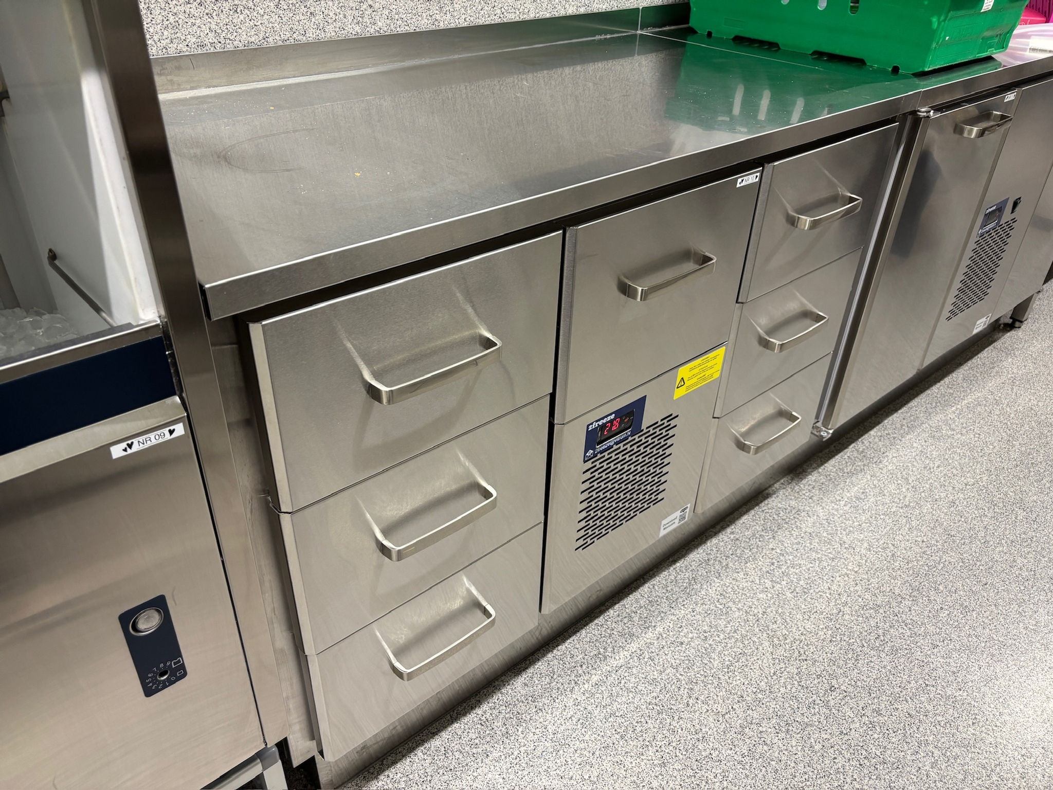 SELT / SOLD Nýlegt kæliborð m.gleri frá 2freeze L126 x D65 x H90