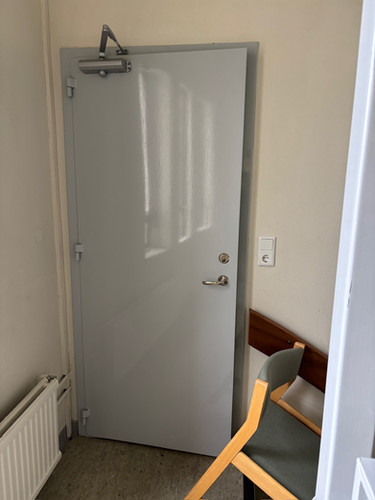 SELT / SOLD Innfelld eldvarnarhurð með pumpu, H217xB109sm. | Efnisveitan
