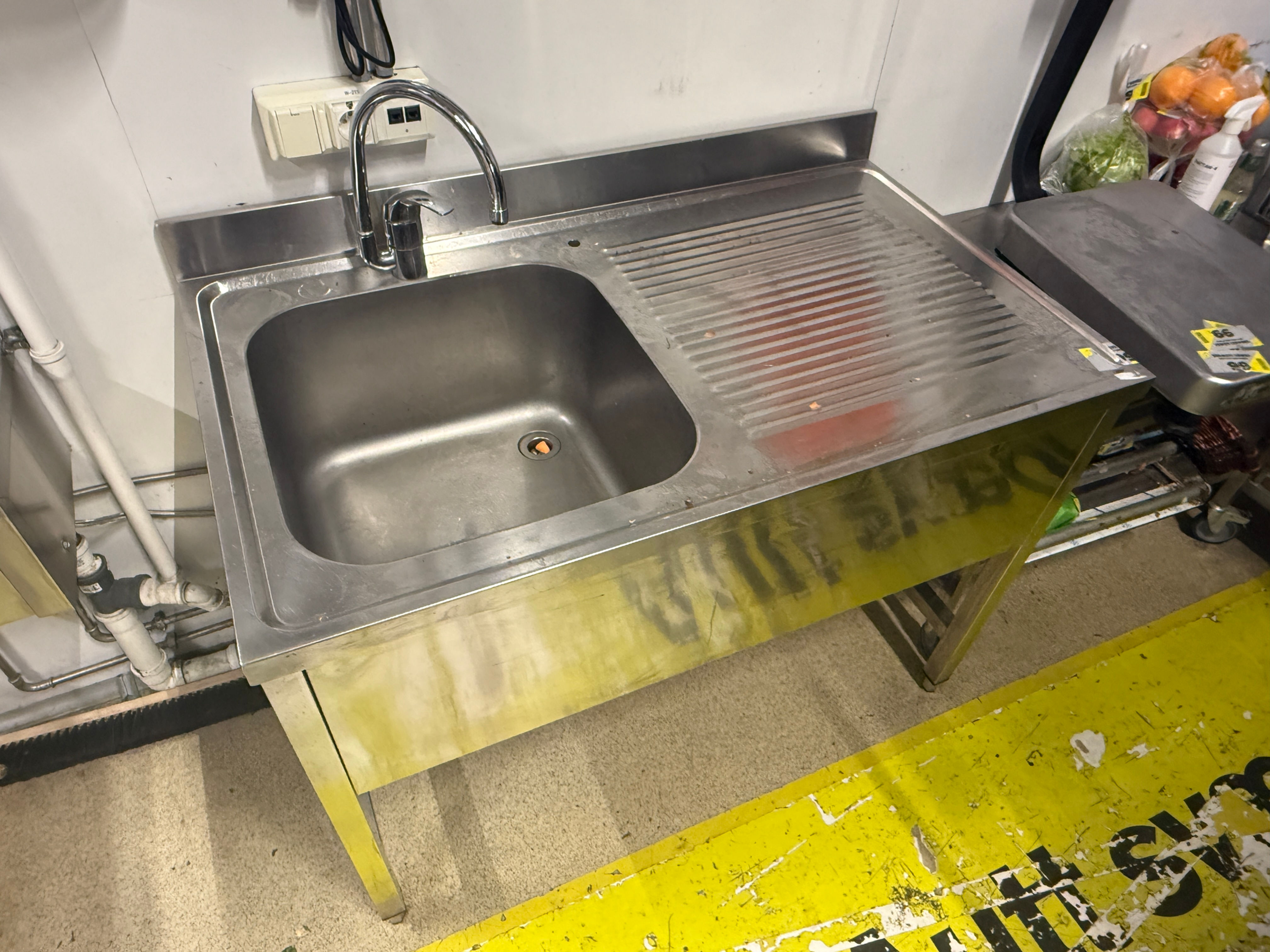 Stálborð m/vaski, blöndunartæki og kanti, B120xD70xH95sm.