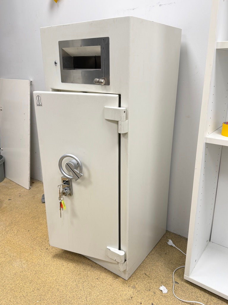 Thumbnail: Robur verðmætaskápur m.innkastsskáp - H122 x B51