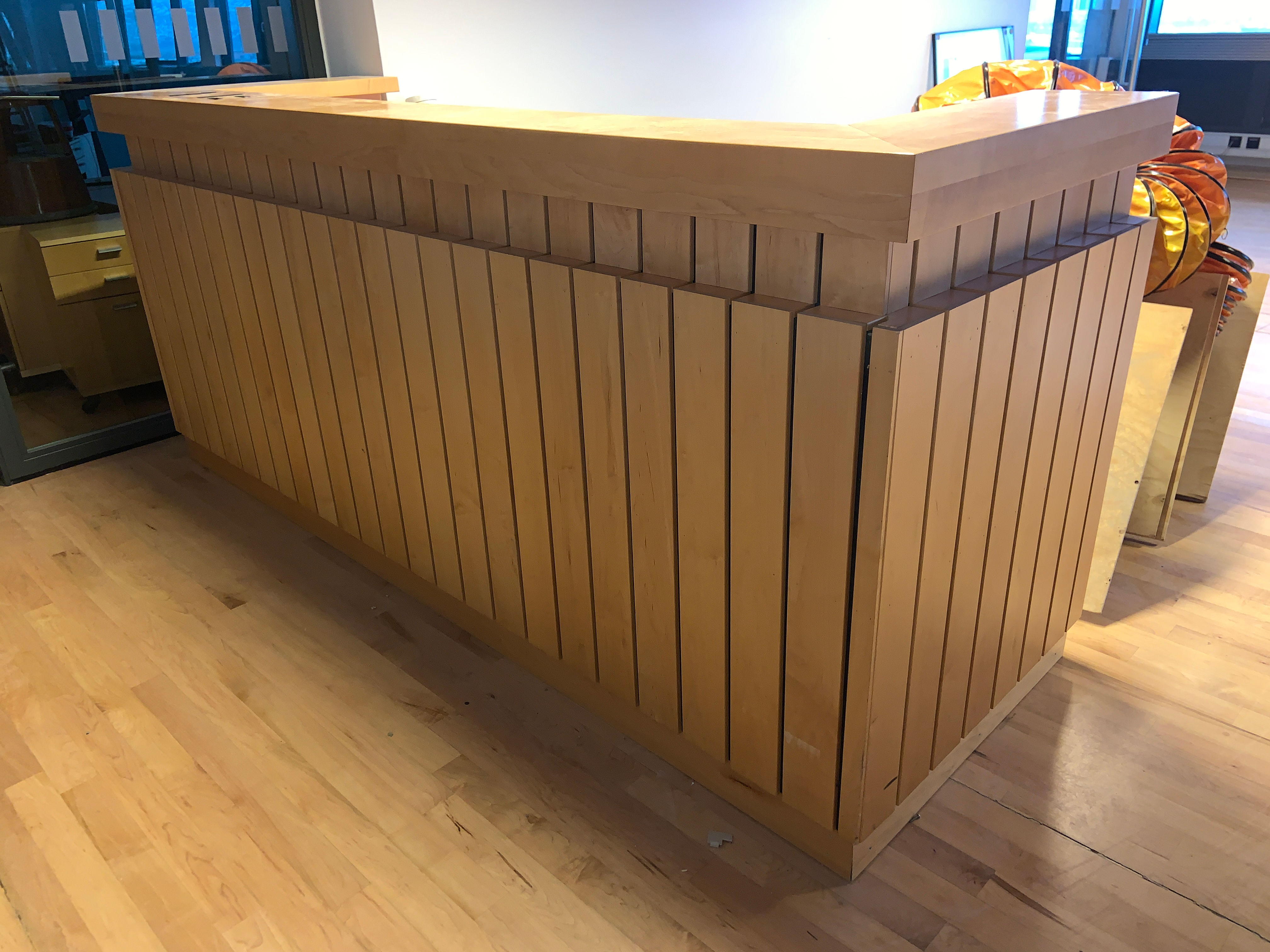 Selt - Endurnýtt - Móttökuborð með rafmagnstenglum