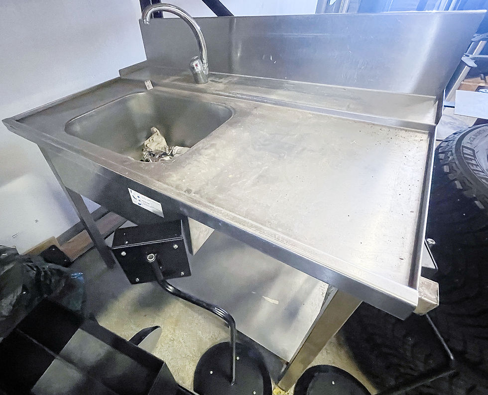 SELT / SOLD Ryðfrítt stálborð með vaski og kant, B120xD73xH88sm.