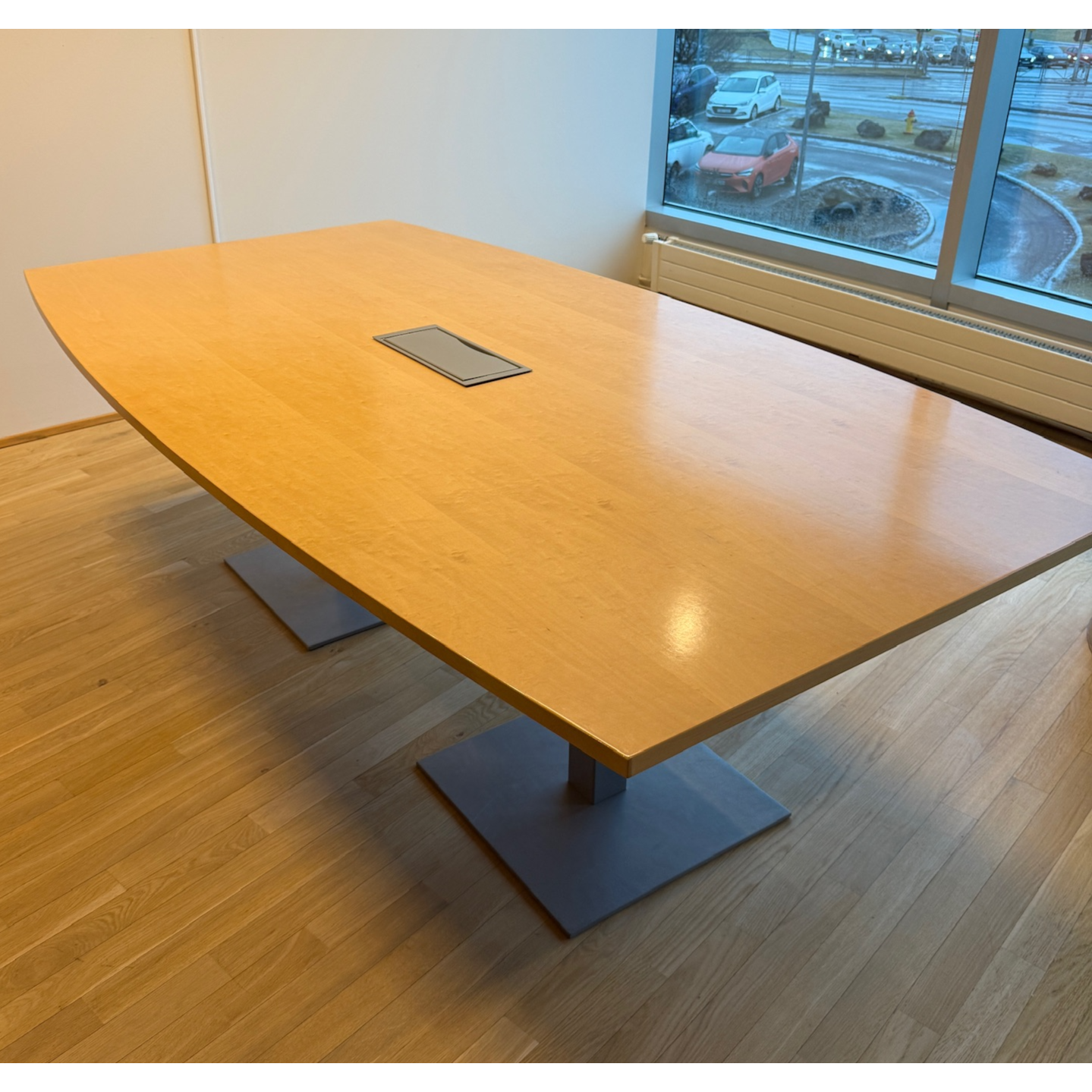 Fundarborð með innbyggðu fjöltengi, 6-8 manna, L220xB120sm.