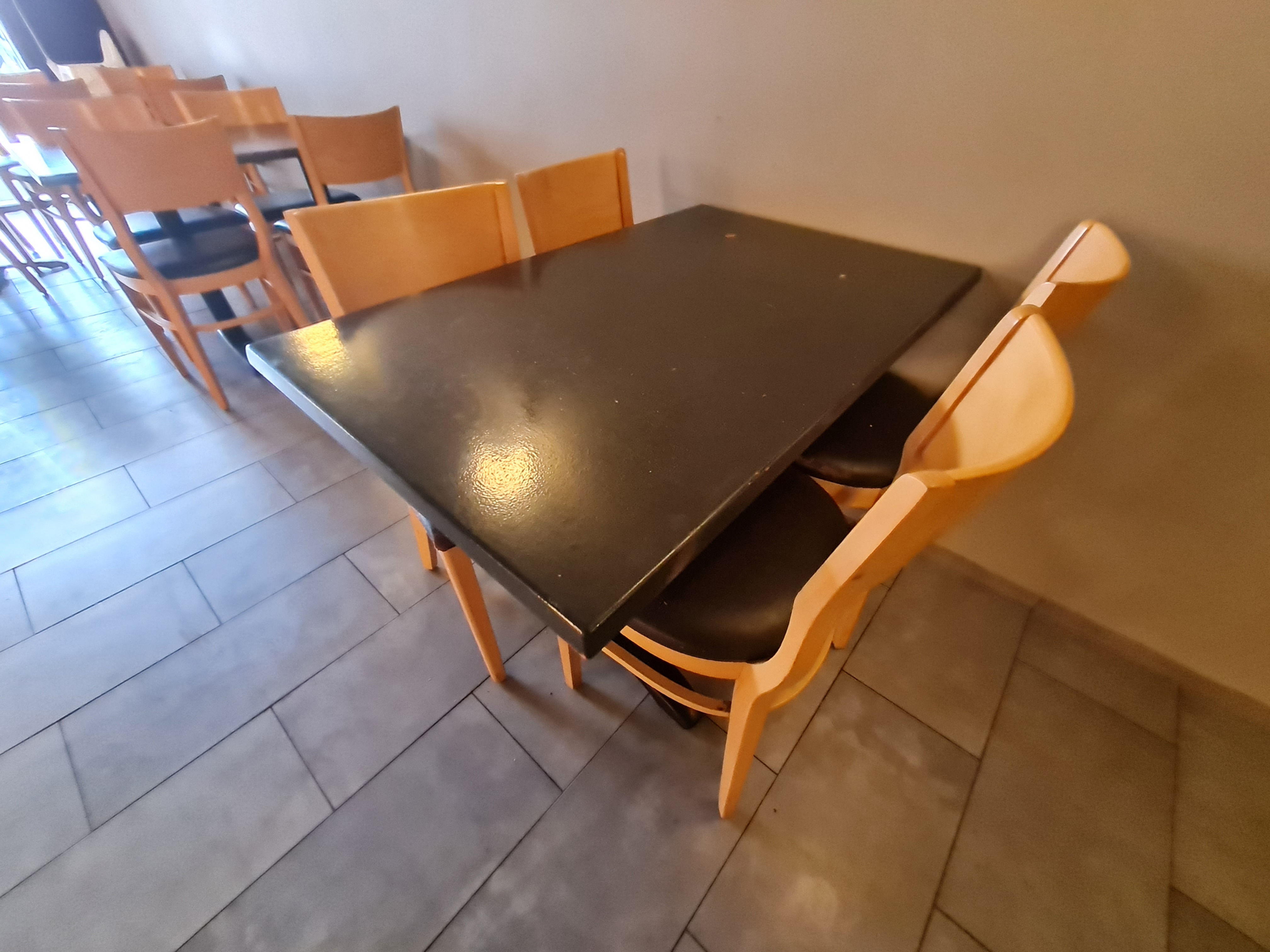 Selt - Borð og stólar fyrir kaffihús