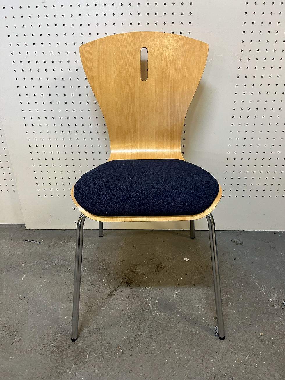 SELT / SOLD Mötuneytisstólar, staflanlegir.