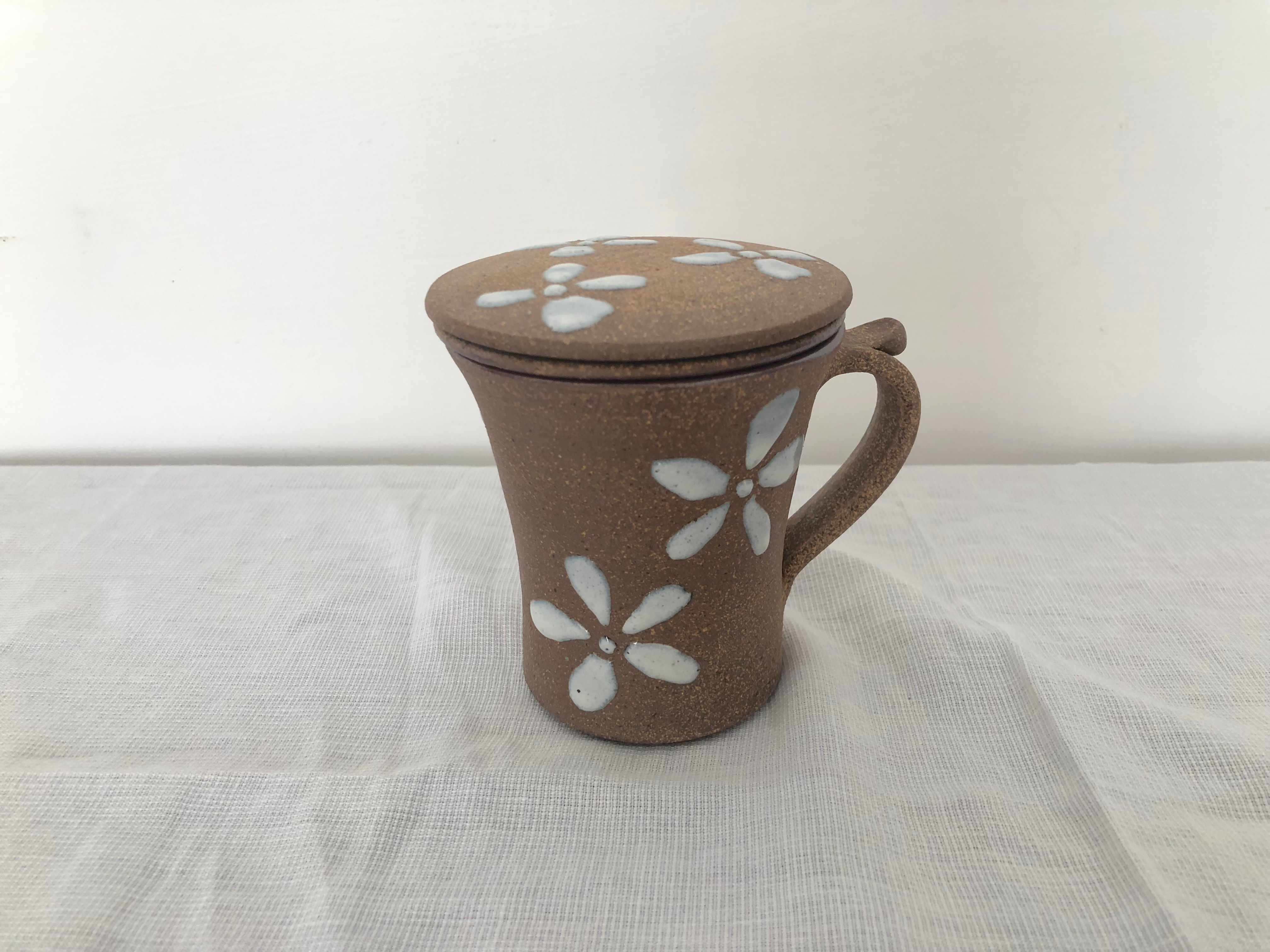 Tea cup with strainer