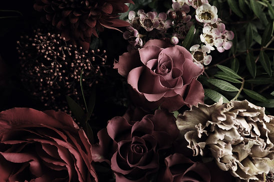 Un bouquet de fleurs rouges