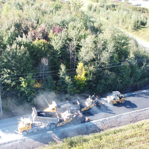 Des pelles mécaniques et des camions avec du bitume