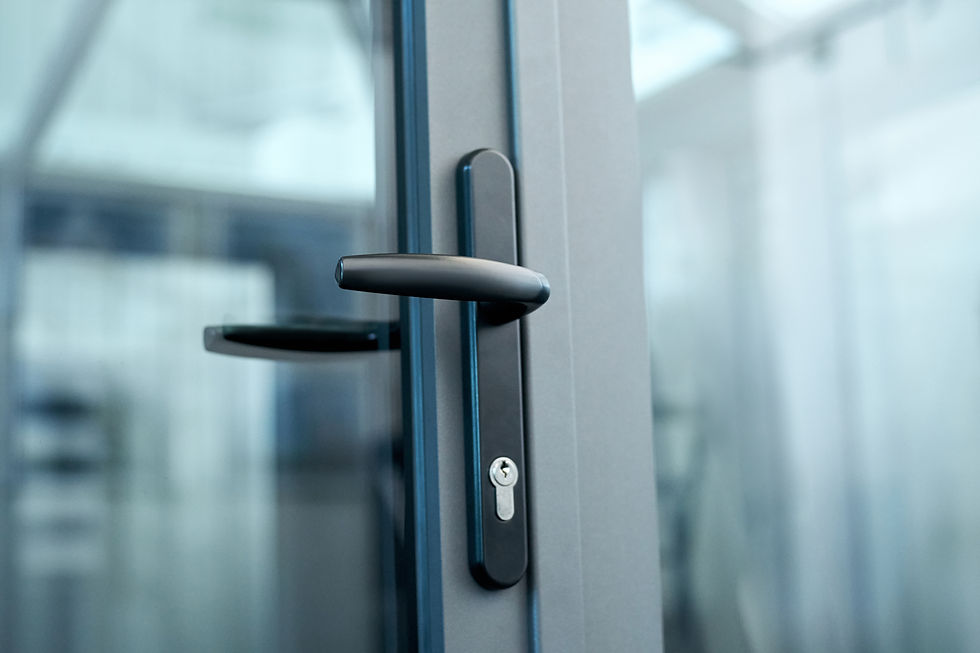 Une poignée de porte vitrée fermée