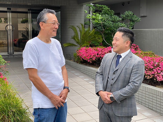 オーナーと朝日リビング社員による物件前での和やかな会話