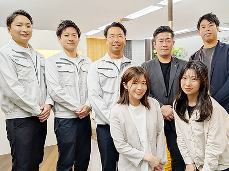 本社入口に集まる朝日リビング社員