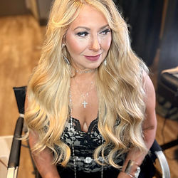 Blonde woman with wavy hair, event hair styling Nashville.