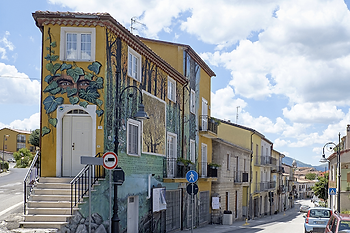Un borgo dove la tradizione incontra l'arte contemporanea. E' Satriano di Lucania in Basilicata, dove 140 murales sulle pareti delle case convivono con palazzi antichi, come Palazzo Loreti, oggi sede del comune. Da una parte il frutto di una iniziativa degli anni '80 che ha reso il paese uno dei borghi più dipinti d'Italia, rinnovando la lunga tradizione artistica locale partita da Giovanni Pietrafesa, tra i massimi esponenti della cultura pittorica lucana tra tardo Manierismo e Barocco, dall'altra il recupero delle tradizioni contadine.