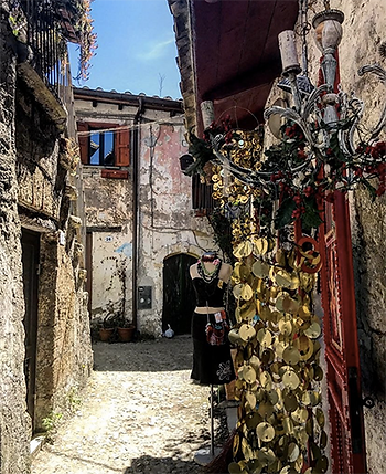 In provincia di Viterbo e a soli 40 km da Roma, nel cuore dell’Agro Falisco lo scenario offerto dalla Valle del Treja, in particolare nel punto in cui sorge il borgo di Calcata, è considerato uno dei più incantevoli paesaggi laziali: qui il panorama che si apre al visitatore è la folta vegetazione, con i suoi colori sempre cangianti al mutare delle stagioni, che ammanta i caldi toni rossi e marroni delle rocce tufacee,