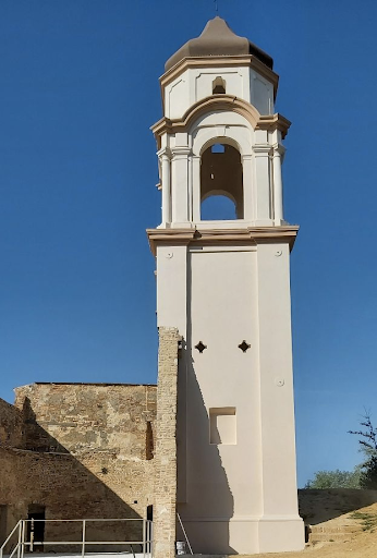 Fauglia è un antico borgo della provincia pisana, ricco di storia e di tradizioni e tipico paese della campagna toscana dagli intonaci screpolati degli edifici. Sorse su una collina dalle pendici scoscese in epoca medievale con il nome di “Faullia”, in un territorio ricco di corsi d'acqua, di sentieri e con una grande varietà di flora e fauna selvatica tra Monti Pisani, Alpi Apuane e promontorio di Luni. All’estremità sud dell’attuale agglomerato urbano si ergeva un castello, distrutto dalle truppe fiorentine nel 1433.