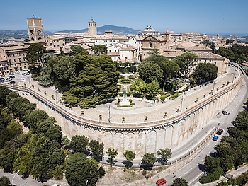 Una città di percorsi segreti e fede, di lotte storiche e tesori archeologici. Questo è Osimo, borgo delle Marche storicamente conteso da vari popoli e fazioni, dai Piceni ai Greco-Siculi, dai Galli Senoni ai Romani, Guelfi e Ghibellini, signorie rinascimentali dei Malatesta di Rimini e degli Sforza, passando per l'invasione francese. Tutto questo perché l'antica Auximum, come veniva chiamata in epoca romana, era un punto nevralgico fra le vie di transito su terra e su mare. Un luogo intriso di storia, dove nel 1975 venne firmato segretamente il trattato di Osimo, nella Sala delle Armi di Villa Leopardi Dittajuti, che sanciva i confini tra l'Italia e l'allora Jugoslavia.