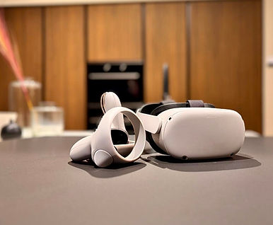 Visore di realtà virtuale con sfondo sfocato di una cucina di design contemporaneo.