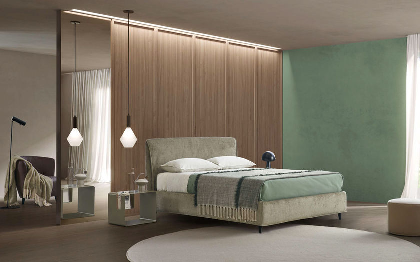 Udoban i komforan krevet sa mehanizmom za skladištenje stvari u neutralnoj boji.