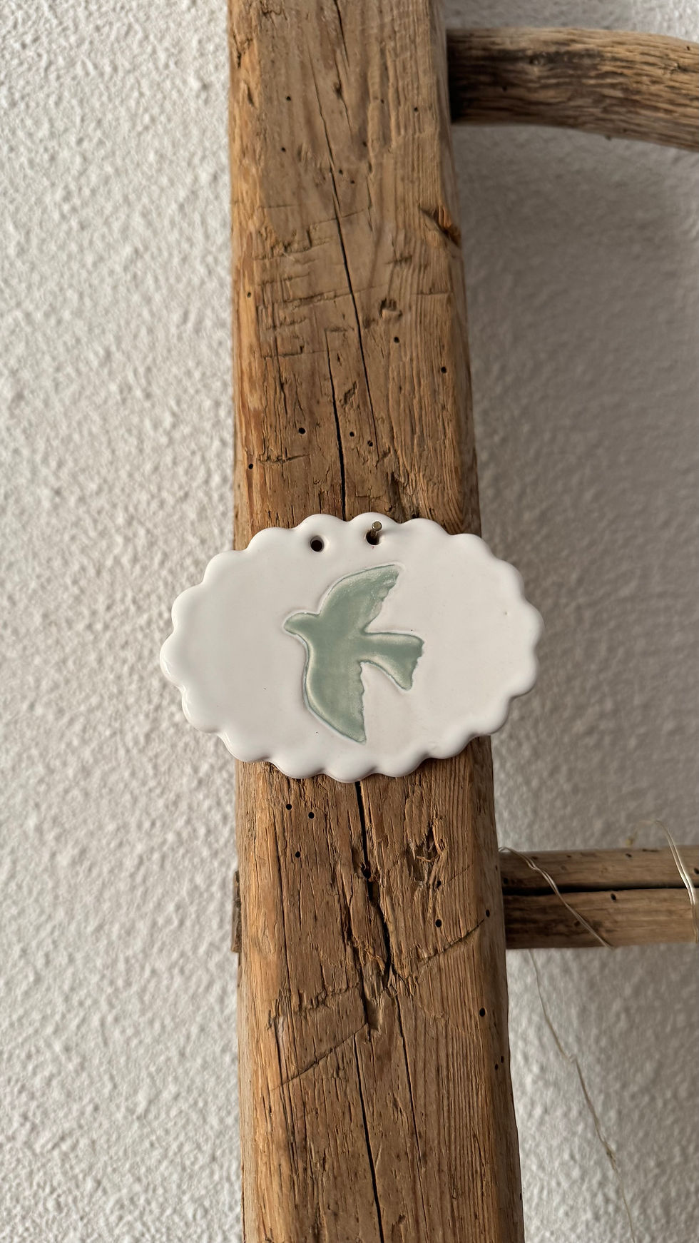 Décoration en céramique à suspendre motif oiseau ton vert d'eau création Atelier Prune