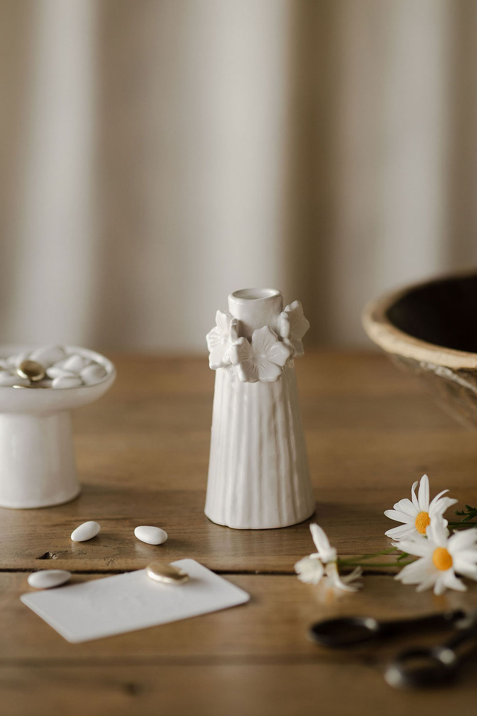Bougeoir haut en céramique blanc avec motifs fleurs  forme artisanale