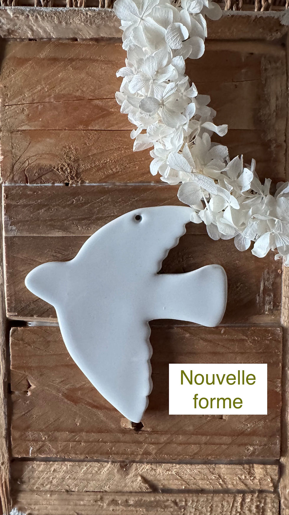 Colombe murale en céramique blanche