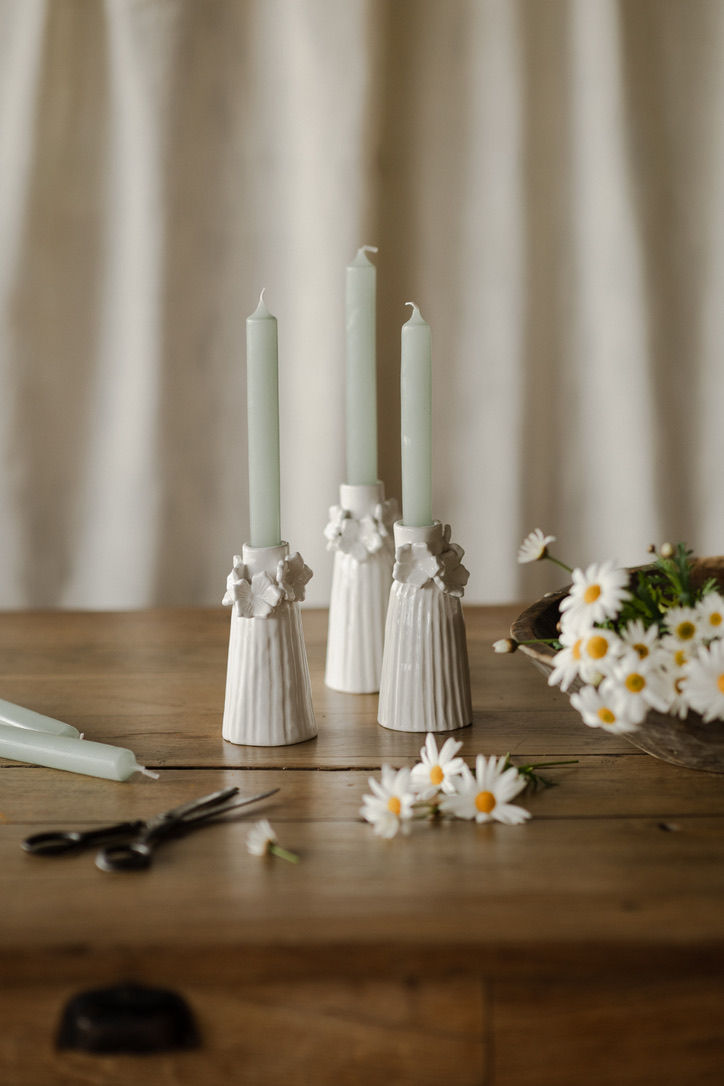Bougeoirs en céramique blanc motifs fleurs