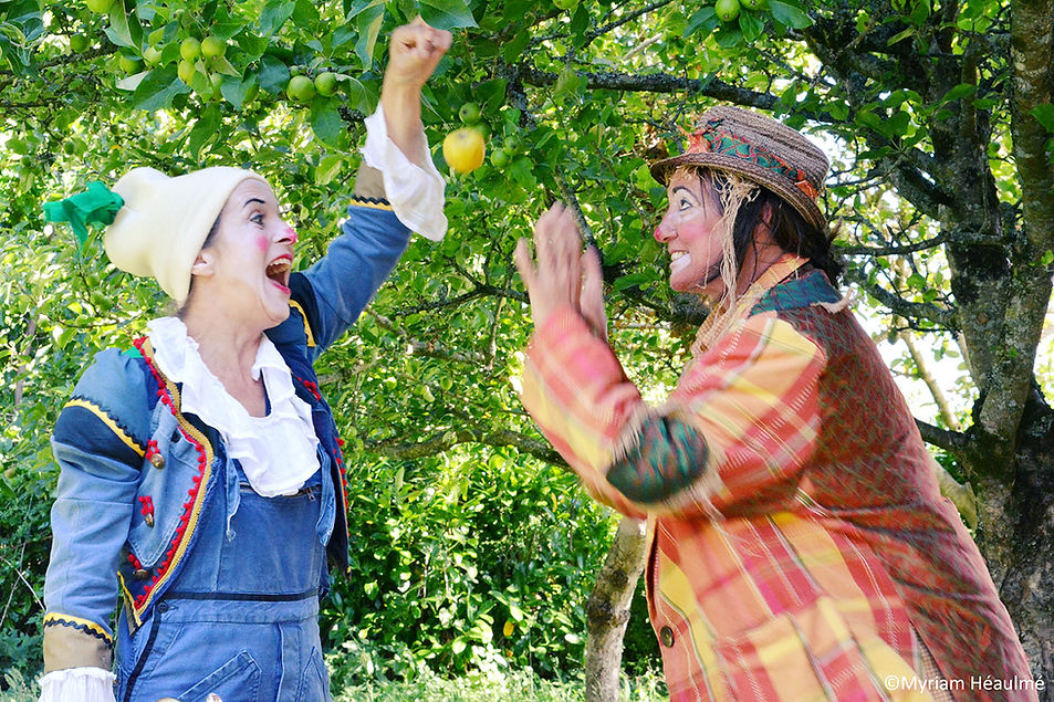 pomme spectacle caravane cie.jpg