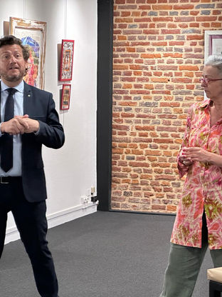 Vernissage de l'exposition "Frida Kahlo, miroir de mon âme..." de l'artiste Charlotte His, colleuse de papier, à la Galerie Henri le Fauconnier d'Hesdin avec Matthieu Demonchaux en mai et juin 2024