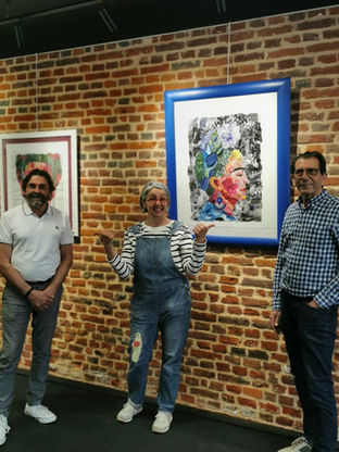 Installation de l'exposition "Frida Kahlo, miroir de mon âme..." de l'artiste Charlotte His, colleuse de papier, à la Galerie Henri le Fauconnier d'Hesdin en mai et juin 2024