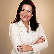 Sandra Popoff de terno branco.png
