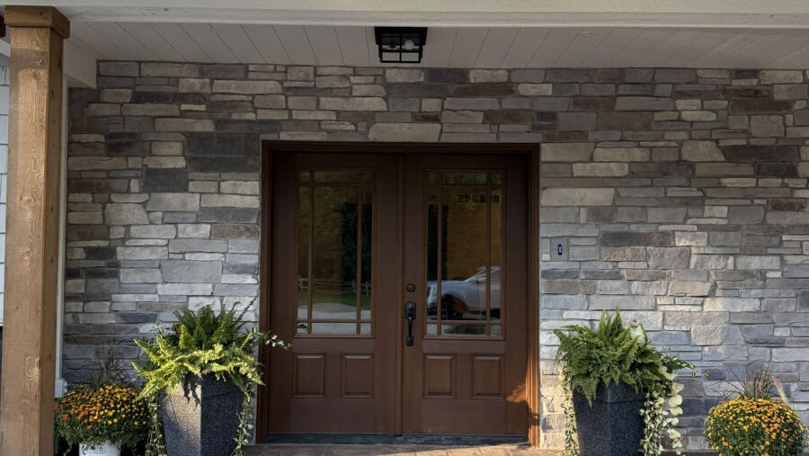 Cool mix of medium grays & soft buff highlights, pairing perfectly for modern farmhouse exteriors.