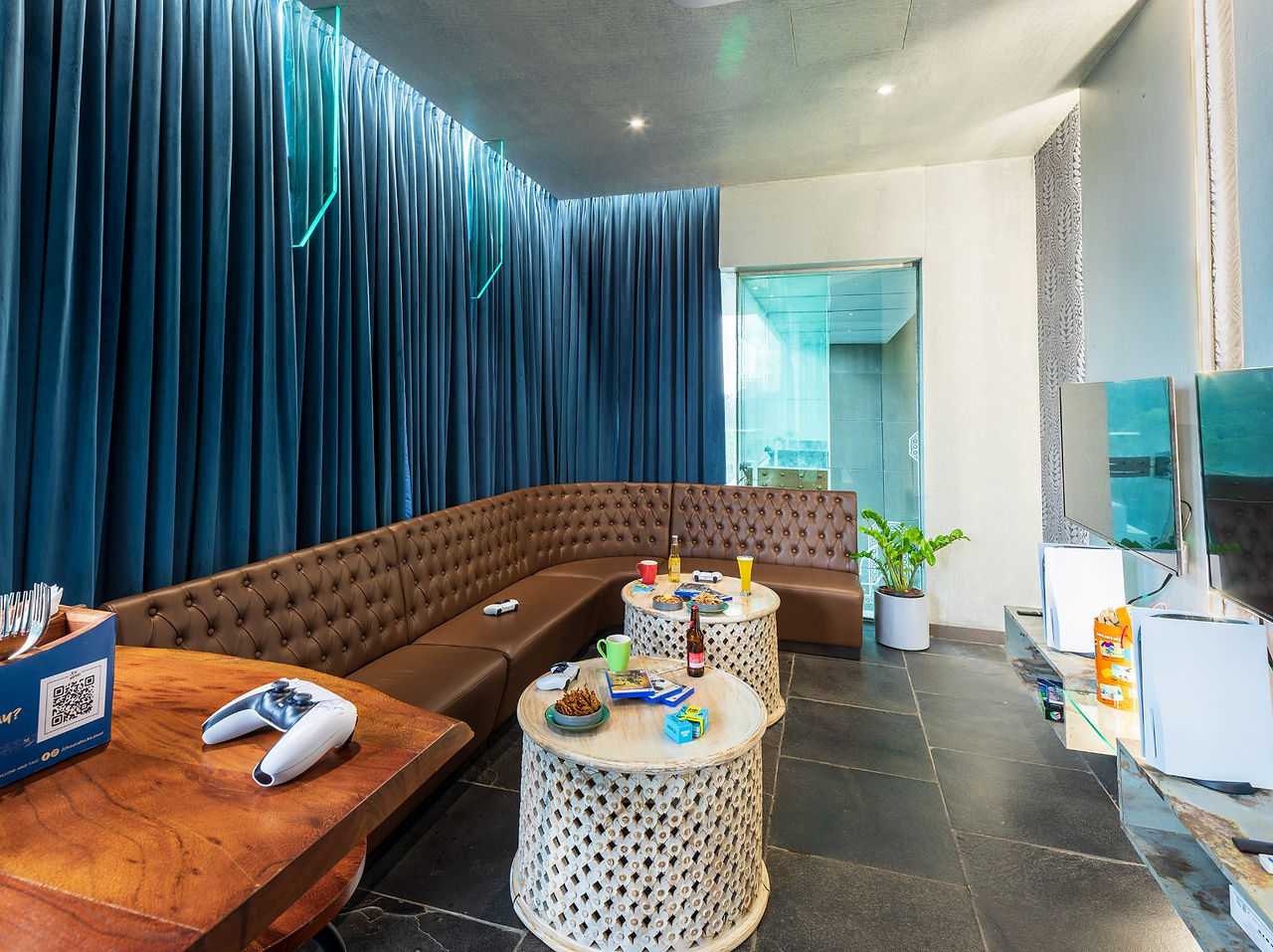 Chaurahe Ke Paar - Cafe & Lounge