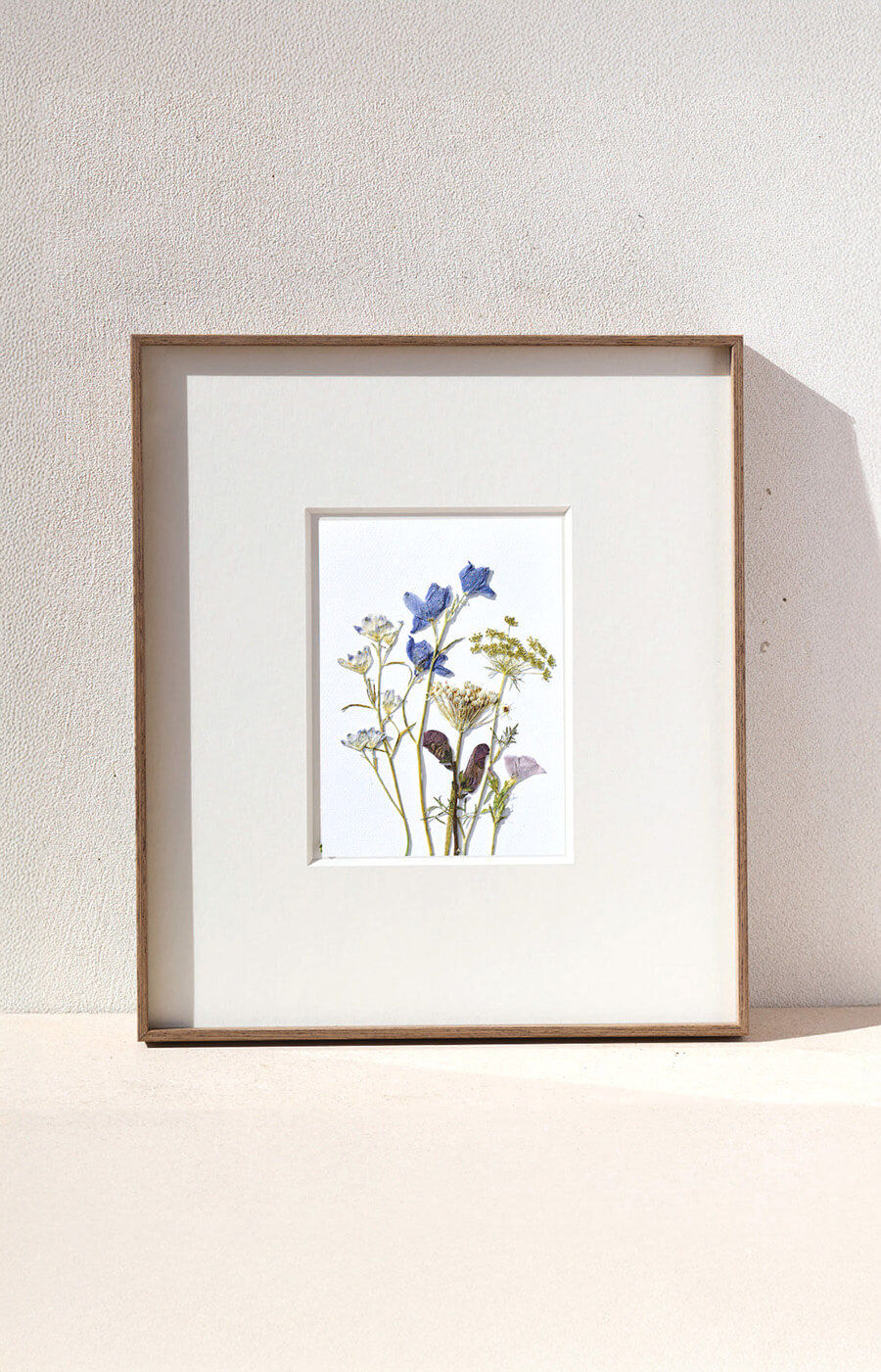 עבודת מקור ממוסגרת - פרחים מיובשים בטכניקה מסורתית