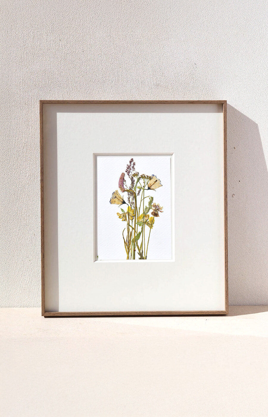 עבודת מקור ממוסגרת - פרחים מיובשים בטכניקה מסורתית