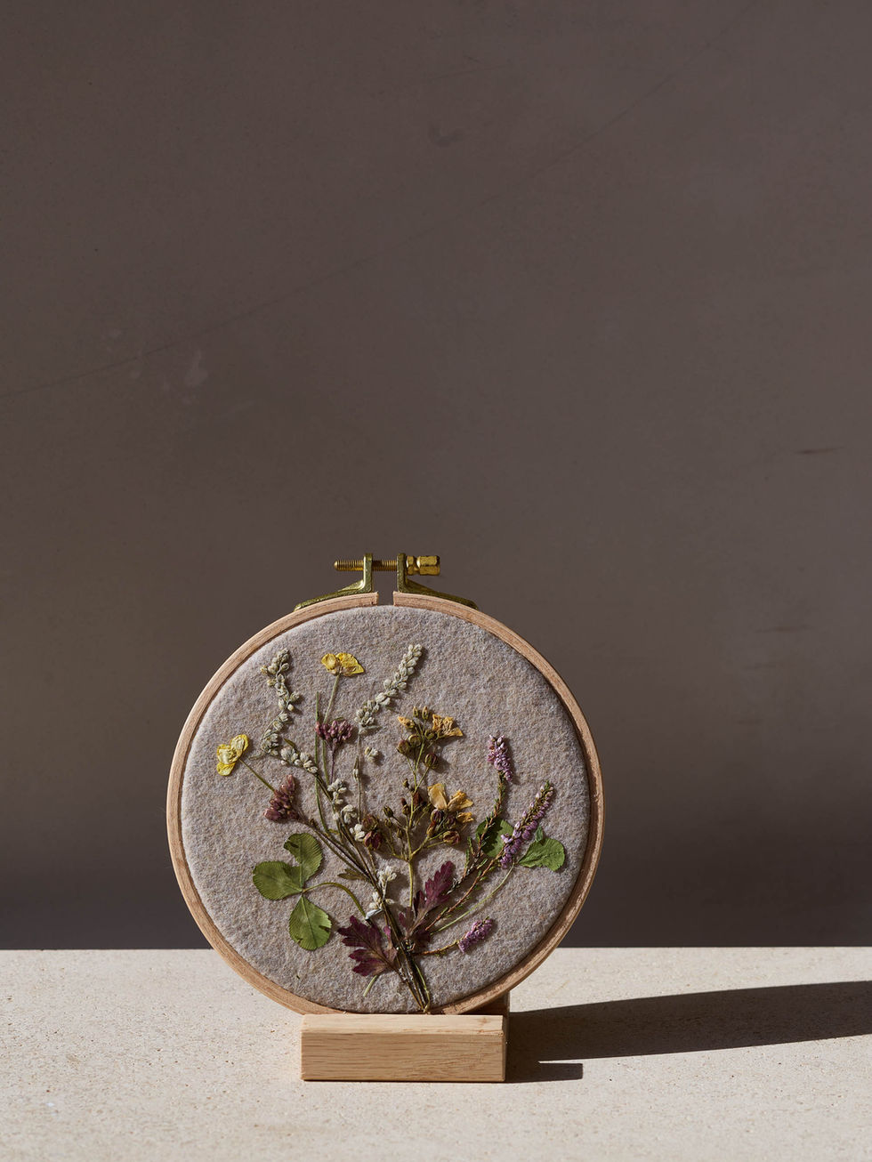 אמנות פרחים מיובשים על בד