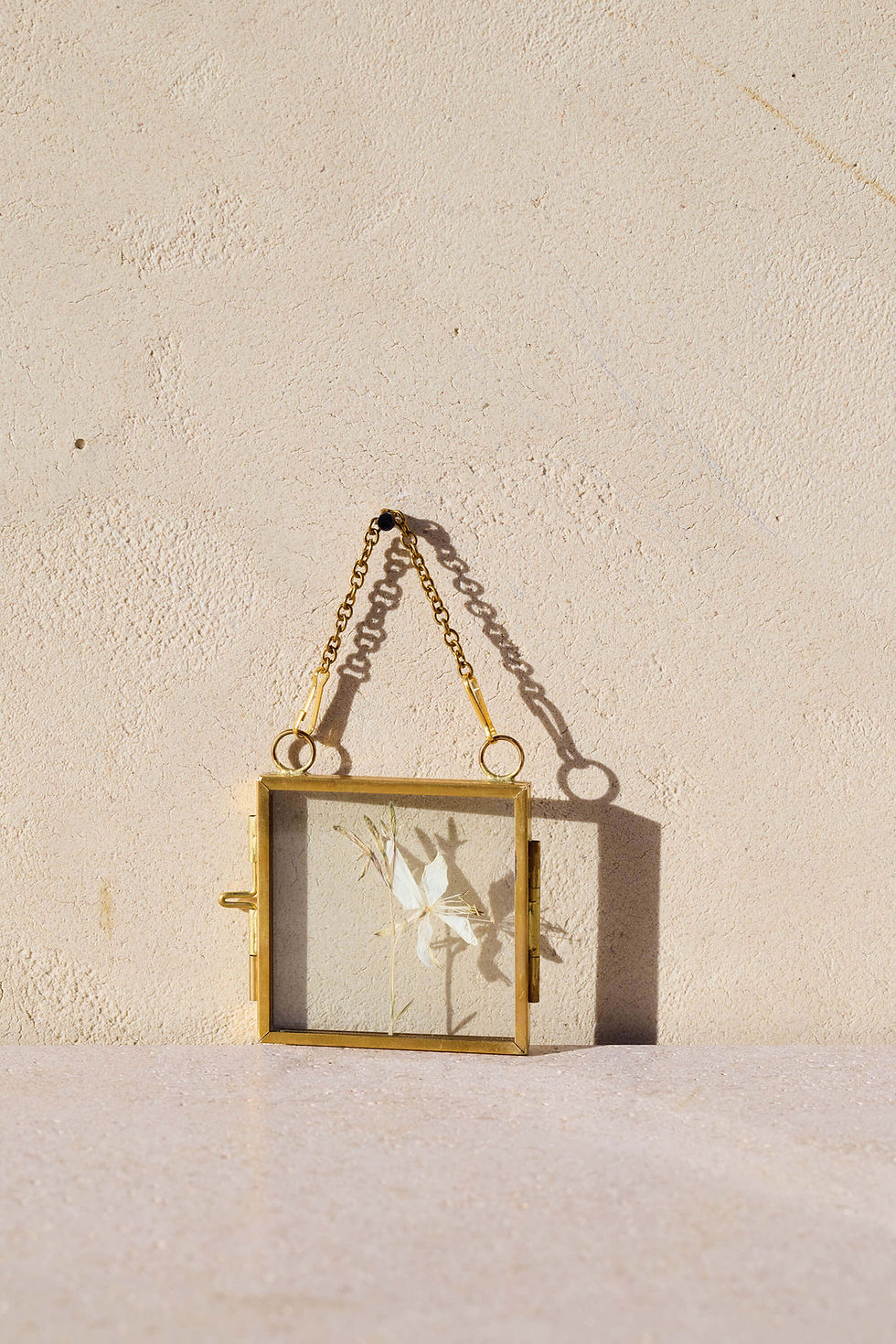 פריט אמנות של פרח מיובש בזכוכית