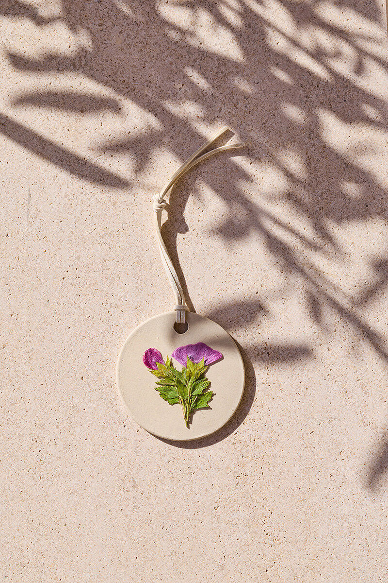 יצירה בפרחים מיובשים בטכניקה מסורתית על בד